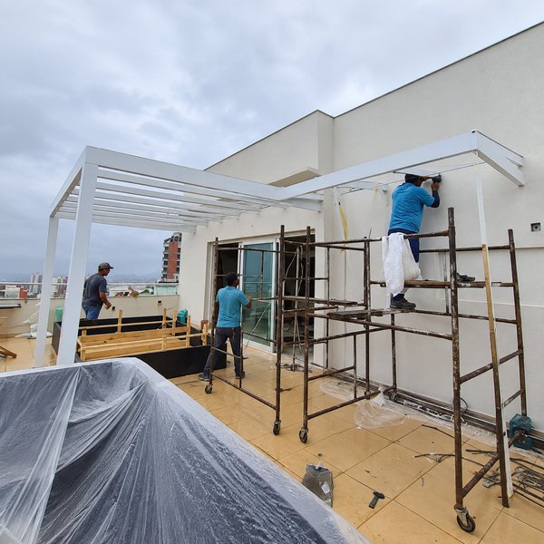 Equipe da Maxwell montando a estrutura de uma cobertura em terraço